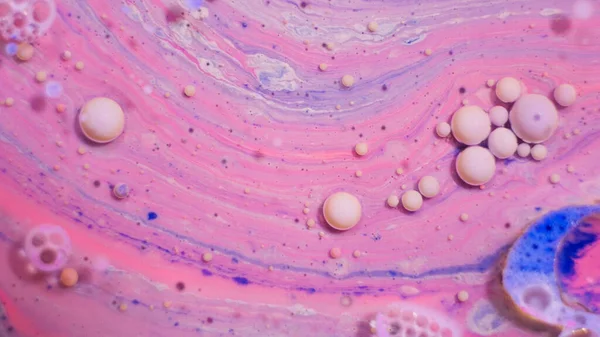 Heldere kleurrijke belletjes op het wateroppervlak. Abstracte verfbellen — Stockfoto