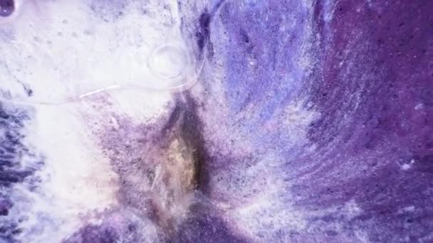 Textura de pintura líquida púrpura y blanca brillo. Fondo abstracto. Macro. Motion tinta colorida mixta — Vídeos de Stock