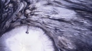 Soyut siyah boya. Ağır çekim. Harika bir yüzey. Soyut renkli boyalar. Üst görünüm