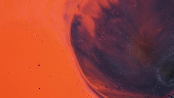 Красивый абстрактный оранжевый и черный фон с яркими пузырями яркой краски. Красота дизайн фона. Жидкий макияж движется крупным планом. Макро 4K UHD видео — стоковое видео