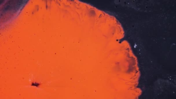 Красивий абстрактний помаранчевий і чорний фон з яскравими бульбашками яскравої фарби. Дизайн краси фону. Фундамент рідкого макіяжу рухається впритул. Macro 4K UHD відео — стокове відео