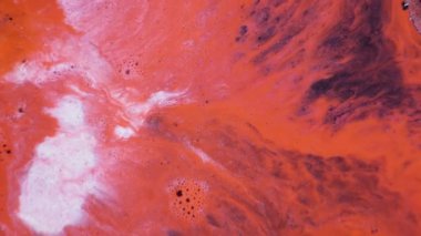 Güzel soyut turuncu ve siyah arkaplan parlak boya baloncukları. Güzellik tasarımı geçmişi. Sıvı makyaj vakfı yaklaşıyor. Makro 4K UHD video