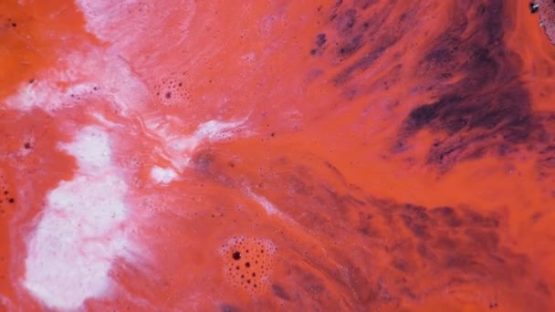 Beau fond abstrait orange et noir avec des bulles lumineuses de peinture vive. Fond design beauté. Fond de teint liquide se déplaçant en gros plan. Macro 4K UHD vidéo 