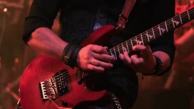 Sahnede elektro gitar çalan usta bir gitarist..
