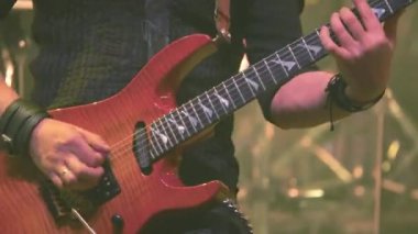 Sahnede elektro gitar çalan usta bir gitarist..