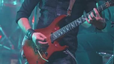 Sahnede elektro gitar çalan usta bir gitarist..