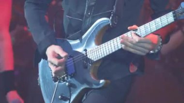 Sahnede elektro gitar çalan usta bir gitarist..