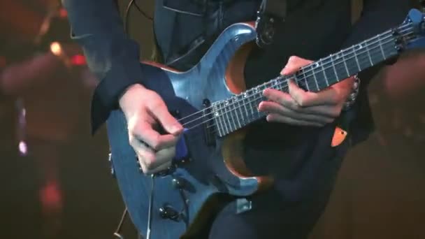 Egy virtuóz gitáros elektromos gitáron játszik a színpadon villogó Led fényekkel. — Stock videók
