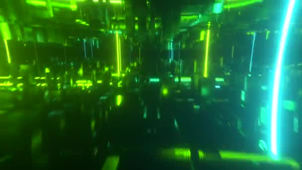 Volare in uno spazio tecnologico astratto con tubi al neon luminosi. Stile Cyberpunk. Moderno spettro verde di luce. loop senza soluzione di continuità rendering 3d — Video Stock
