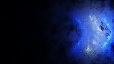 Parlak neon oklar sisli bir pencereden süzülüyor. Pencereye bir damla su. Kusursuz 3D döngü oluşturucu