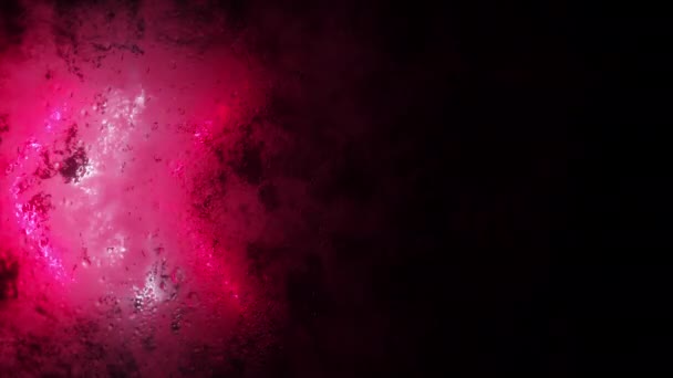 Flèches néon lumineux clignotent à travers une fenêtre brouillée. Une goutte d'eau sur la fenêtre. Boucle sans couture rendu 3d 