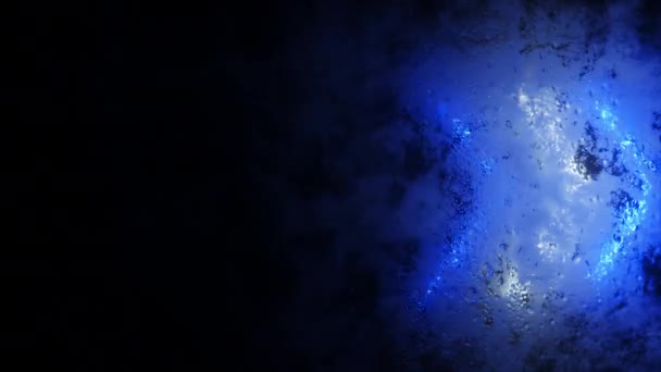 Flèches néon lumineux clignotent à travers une fenêtre brouillée. Une goutte d'eau sur la fenêtre. Boucle sans couture rendu 3d 