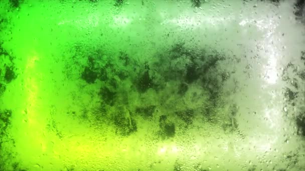 Parlak neon bir dikdörtgen sisli bir pencereden yanıp sönüyor. Pencereye bir damla su. Kusursuz 3D döngü oluşturucu — Stok video