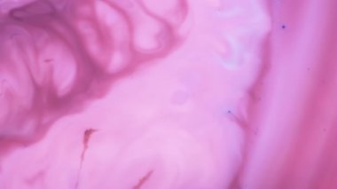 Çok renkli akrilik boya hareket halinde. Ağır çekim. Harika bir yüzey. Soyut renkli boyalar. Üst görünüm