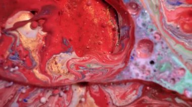 Renkli köpüklü boyalar güzel desenler içinde karıştırın. Mavi ve diğer renklerin yağ mürekkemi yüzeye yayılır ve inanılmaz dokular ve tasarım oluşturarak bir diğerini karıştırın.