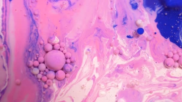 Structure fantastique de bulles colorées. Mouvement chaotique. Peinture colorée abstraite. Vue du dessus — Video