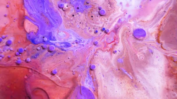 Fantástica estrutura de bolhas coloridas. Movimento caótico. Tinta colorida abstrata. Vista superior — Vídeo de Stock
