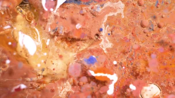 Kleurrijke acrylverf vermengt zich in mooie patronen. Olie Inkten van koraal, oranje, rood en andere kleuren verspreid over het oppervlak en mix, het creëren van verbazingwekkende texturen en design. Abstracte bellen — Stockvideo