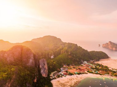Phi Phi adasının etrafında gün batımı. Tayland. Hava fotoğrafçılığı