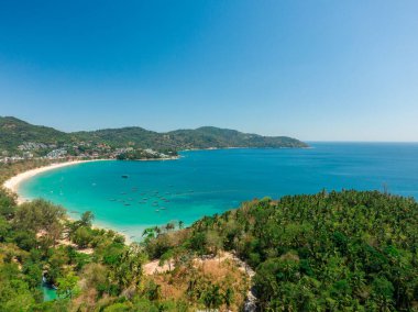 Phuket Adası bakış açısı. Şehir, dağlar ve denizle güzel tropikal bir manzara..