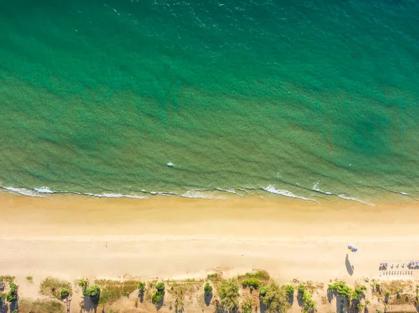 砂浜とエメラルド海の水の上からの眺め 空中写真 — ストック写真