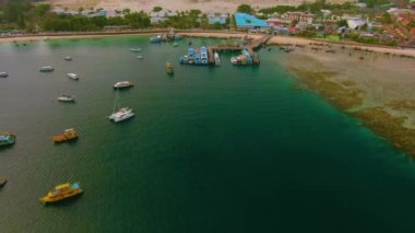 Phi Phi Adaları Panorama, Krabi Eyaleti, Tayland Tayland. Deniz ve adalar üzerinde muhteşem bir gün batımı. Tropiklerde inanılmaz bir alacakaranlık ve sakin Hint okyanusu