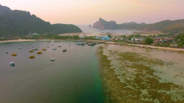 Phi Phi Islands Panorama, Província de Krabi, Tailândia Thai. Cor espetacular por do sol sobre o mar e ilhas. Crepúsculo incrível nos trópicos e oceano indiano calmo — Vídeo de Stock