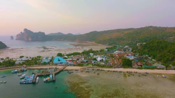 Flygfoto över ikoniska tropiska turkosa vatten Pileh Lagun omgiven av kalksten klippor, Phi Phi öarna, Thailand — Stockvideo