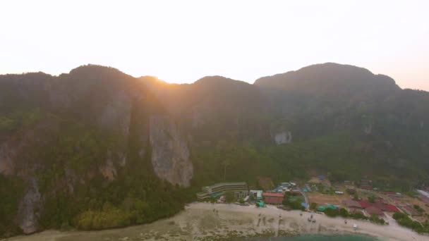 Phi Phi Islands Panorama, provincie Krabi, Thailand Thai. Spectaculaire kleur zonsondergang over de zee en de eilanden. Verbazingwekkende schemering in de tropen en kalme Indische oceaan — Stockvideo