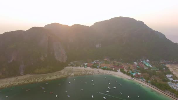 Légi kilátás ikonikus trópusi türkiz víz Pileh Lagúna körül mészkő sziklák, Phi Phi szigetek, Thaiföld — Stock videók
