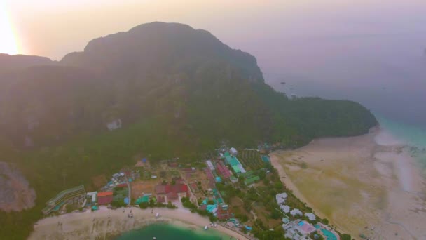 Luftaufnahme von ikonischen tropischen türkisfarbenen Wasser pileh Lagune von Kalksteinklippen, Phi Phi Inseln, Thailand umgeben — Stockvideo