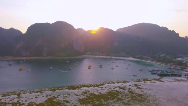 Phi Phi Islands Panorama, Επαρχία Krabi, Ταϊλάνδη Εντυπωσιακό ηλιοβασίλεμα χρώμα πάνω από τη θάλασσα και τα νησιά. Καταπληκτικό λυκόφως στους τροπικούς και ήρεμο Ινδικό ωκεανό — Αρχείο Βίντεο