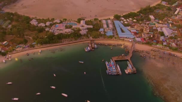 Panorama der Insel Phi Phi, Provinz Krabi, Thailand. Spektakulärer Sonnenuntergang über dem Meer und den Inseln. Erstaunliche Dämmerung in den Tropen und ruhiger Indischer Ozean. Luftaufnahme 4k — Stockvideo