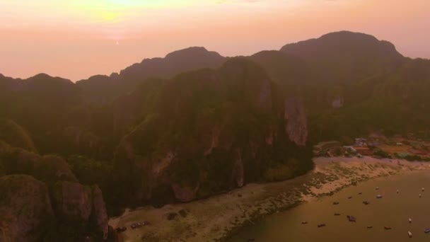 Panorama da ilha Phi Phi, província de Krabi, Tailândia. Cor espetacular por do sol sobre o mar e ilhas. Crepúsculo incrível nos trópicos e calmo Oceano Índico. Vista aérea 4k — Vídeo de Stock