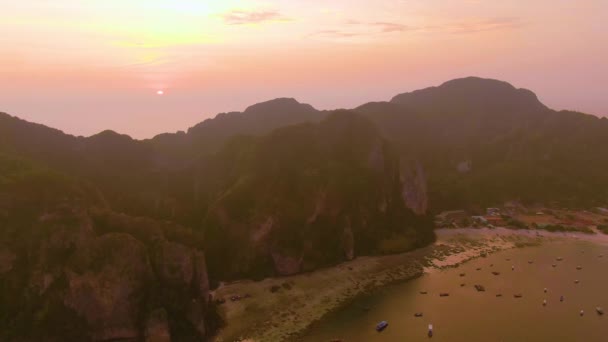 Panorama av øya Phi Phi i provinsen Krabi i Thailand. Spektakulær solnedgang over havet og øyene. Utrolig skumring i tropene og rolig Indiahavet. Sett fra luften 4k – stockvideo