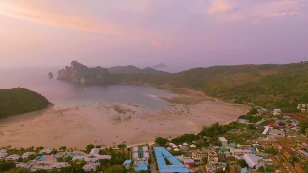Πανόραμα του νησιού Phi Phi, επαρχία Κράμπι, Ταϊλάνδη. Εντυπωσιακό ηλιοβασίλεμα χρώμα πάνω από τη θάλασσα και τα νησιά. Καταπληκτικό λυκόφως στους τροπικούς και ήρεμο Ινδικό Ωκεανό. Αεροφωτογραφία 4k — Αρχείο Βίντεο