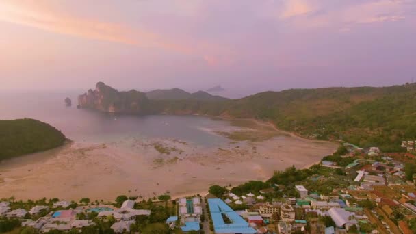 Panorama de la isla Phi Phi, provincia de Krabi, Tailandia. Espectacular puesta de sol de color sobre el mar y las islas. Increíble crepúsculo en los trópicos y calma Océano Índico. Vista aérea 4k — Vídeo de stock