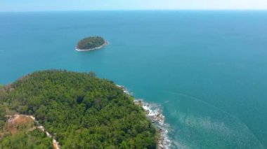 Mercan kayalıkları olan küçük bir tropikal ada. Tropik ada ve mercan resifi. Yaz ve turist tatili konsepti, Karon plajı, Tayland,