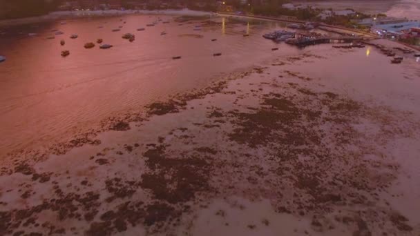 Panorama de la isla Phi Phi, provincia de Krabi, Tailandia. Espectacular puesta de sol de color sobre el mar y las islas. Increíble crepúsculo en los trópicos y calma Océano Índico. Vista aérea 4k — Vídeo de stock