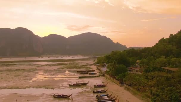 Panorama van Phi Phi eiland, Krabi provincie, Thailand. Spectaculaire kleur zonsondergang over de zee en de eilanden. Geweldige schemering in de tropen en kalme Indische Oceaan. Luchtfoto 4k zicht — Stockvideo
