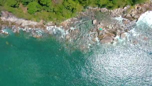 Ovanifrån rör sig havsblå vågor krasch kust klippa. Flygfoto 4k i slow motion — Stockvideo