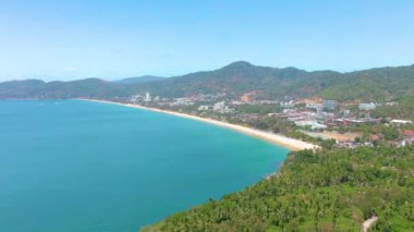 Tayland 'daki güzel Karon plajında hava fotoğrafçılığı. Sıcak tatil yeri