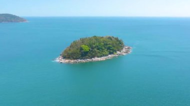 Mercan kayalıkları olan küçük bir tropikal ada. Tropik ada ve mercan resifi. Yaz ve turist tatili konsepti, Karon plajı, Tayland,