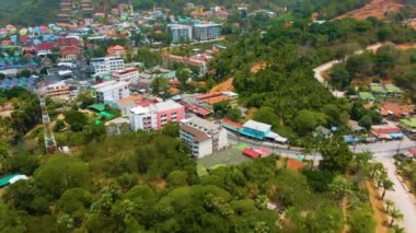 Tayland 'daki Phuket tatil köyü adası. 4k hava görüntüsü.