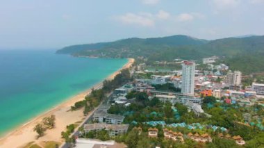 Tayland 'daki güzel Karon plajında hava fotoğrafçılığı. Sıcak tatil yeri