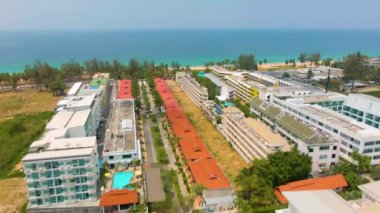 Tayland 'daki Phuket tatil köyü adası. 4k hava görüntüsü.