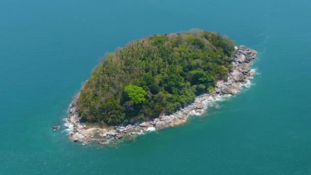 Una pequeña isla tropical con un arrecife de coral. Isla tropical y arrecife de coral. Concepto de verano y vacaciones turísticas, playa de Karon, Tailandia , — Vídeo de stock