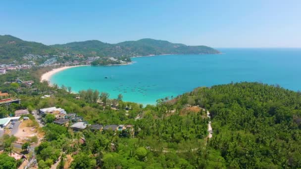 Fotografía aérea en la hermosa playa de Karon en Tailandia. Lugar del complejo caliente — Vídeo de stock