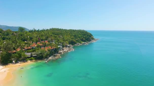 Fotografía aérea en la hermosa playa de Karon en Tailandia. Lugar del complejo caliente — Vídeo de stock