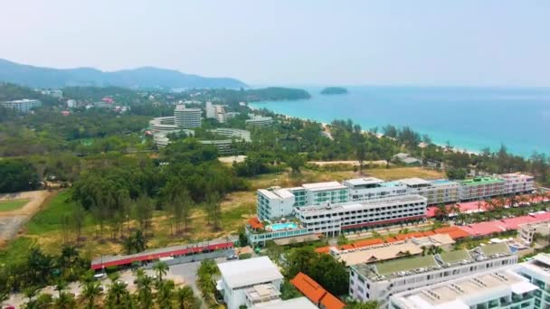 Luchtfotografie op het prachtige Karon strand in Thailand. Plaats van het warme resort — Stockvideo